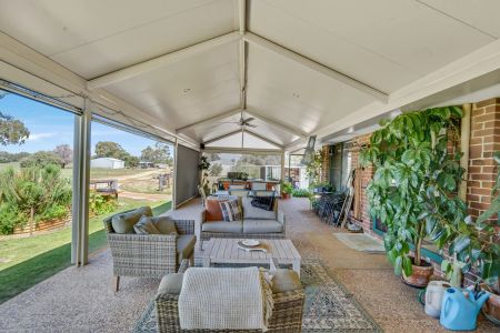 Rural lifestyle with city convenience - Photo 2