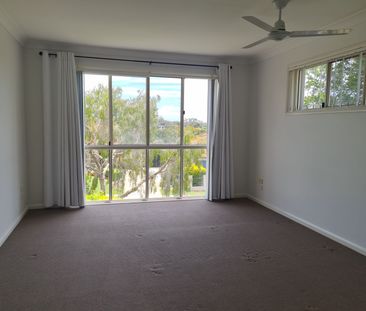 SPACIOUS FOUR BEDROOM FAMILY HOME LOCATED IN THE PRESTIGE 'SOMERSET... - Photo 3