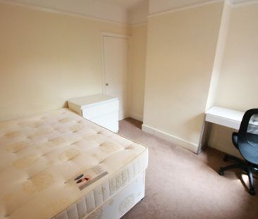 4 Bed Terraced House, Grange Avenue, RG6 - Photo 3