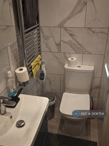 1 bedroom in a house share to rent - Photo 4