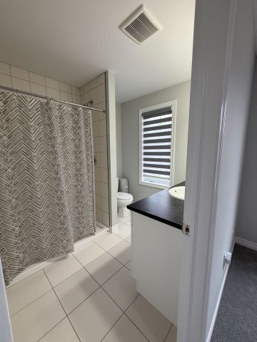 For Lease - 11 Gleason Crescent, Kitchener, Ontario - Photo 2