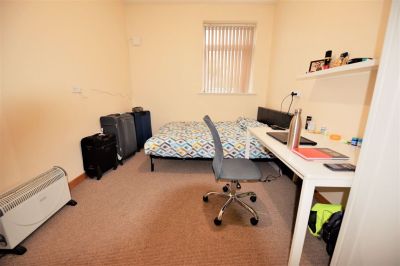 3 bedroom Flat in 1 Low Close Street, Leeds - Photo 3