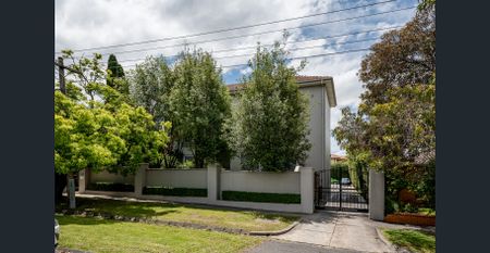 Modern living in the heart of Essendon - Photo 4