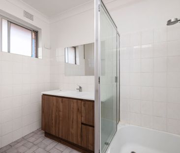 Modern Top-Floor Apartment with Stunning Views and Lock-up Garage - Photo 4