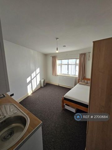 Studio to rent - Photo 2