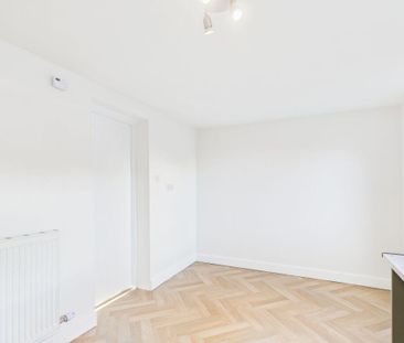 2 bedroom mews to rent - Photo 1