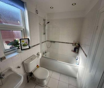 Modern Bedroom Bathroom House, LN5 - Photo 3