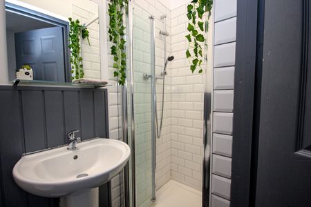 5 Bed Terraced House, Strawberry Hill, M6 - Photo 3