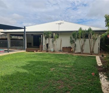 EXECUTIVE AND MODERN 4 BEDROOM HOME + POOL - Photo 2