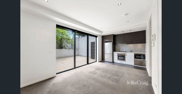Stylish Two Bedroom Retreat with Spacious Courtyard - Photo 1