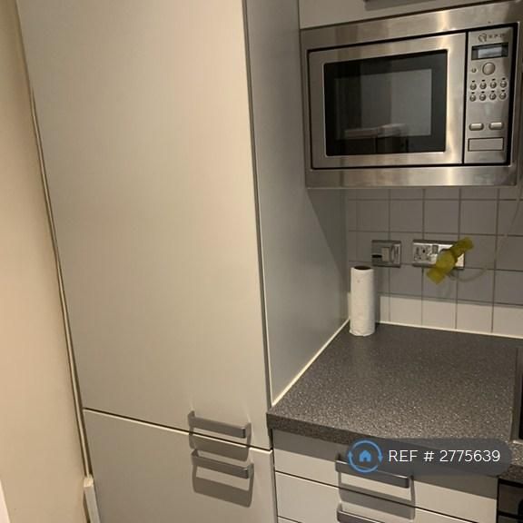 1 bedroom in a flat share to rent - Photo 1