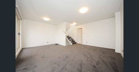 New Paint & New Carpet, Convenient three level penthouse-style apartment - Photo 5