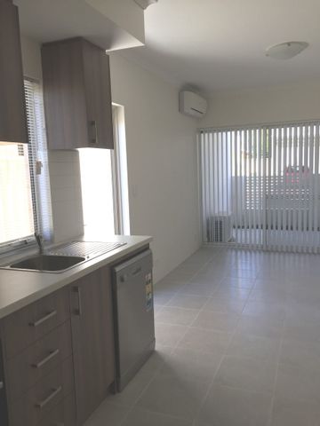 Modern Ground Floor Apartment in Prime Rockingham Location - Photo 4