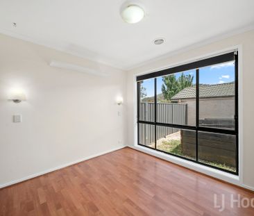 Stylish 4 Bedroom Jerrabomberra House - Photo 4