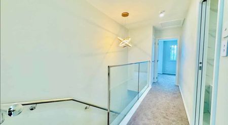Mt Wellington Modern Home - Long term rental home - Photo 4