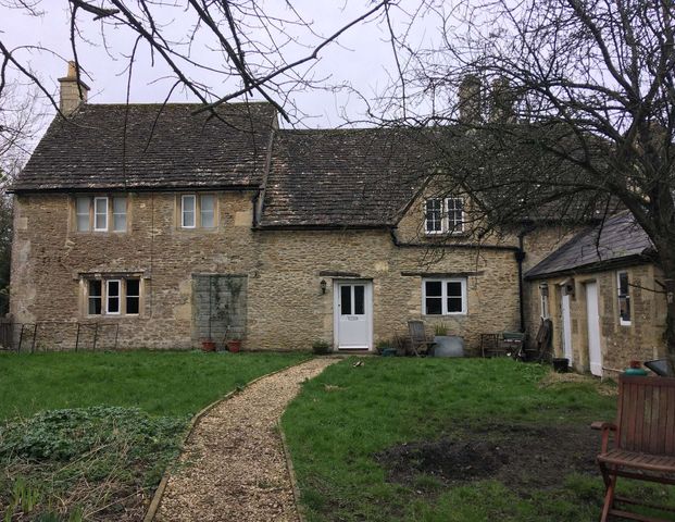 Spacious 3 bed rural cottage with newly fitted kitchen and large garden. - Photo 1