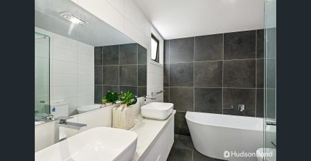 Contemporary living with sought-after convenience - Photo 2