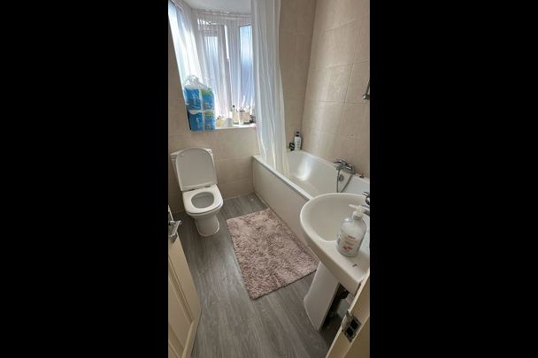 Room in a Shared House, Burnley Road, NW10 - Photo 1
