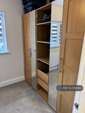 1 bedroom in a house share to rent - Photo 2