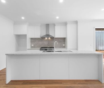 Stylish brand new townhouse in convenient location - Photo 2