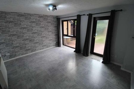 Chenies Way, Watford, WD18 - Photo 2