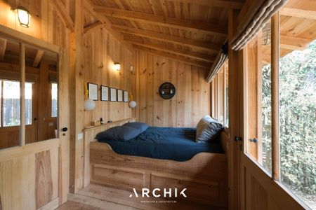 Architecture contemporaine d'inspiration régionaliste, cette maison de 130 m2 et sa dépendance s'étendent sur un terrain de 890 m2 au coeur d'un environnement calme et boisé à deux pas de la plage. - Photo 5