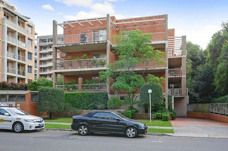 Bright & Breezy Two Bedroom Apartment - Photo 5