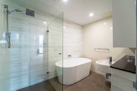 Spacious Three-Bedroom Apartment I Pool & Gym - Photo 2
