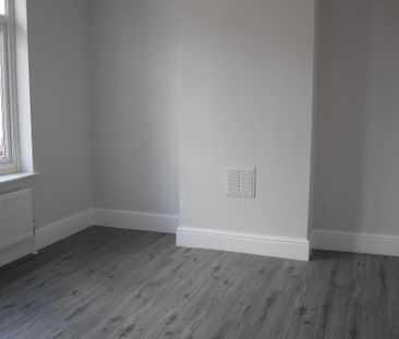 4 bedroom semi-detached house to rent - Photo 2