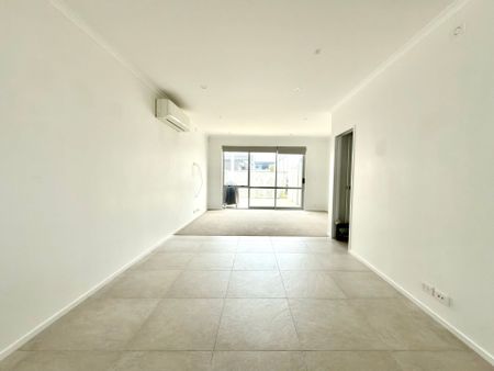 Stylish & Sun-Drenched Townhouse in Prime Flat Bush Location - Photo 5