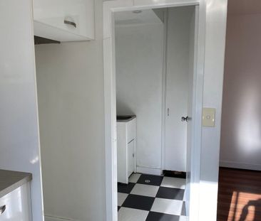 Contemporary style and air-conditioning on cosmopolitan Darby Street. - Photo 3