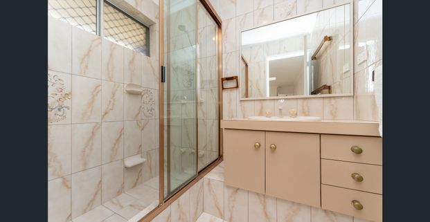 Spacious Villa! - Photo 1