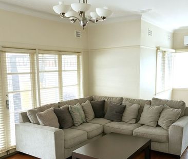 Lovely Family Home in Prime Location! - Photo 1