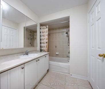 Townhouse For Lease | N8130176 - Photo 6