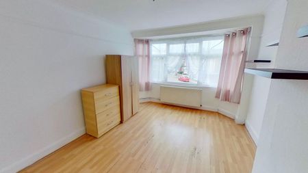 1 bedroom in a house share to rent - Photo 2