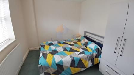 4 bedroom Semi-detached house To Let - Photo 3