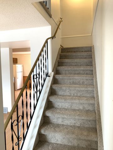 Spacious 3 Bedroom Townhouse in Glendale - Photo 4