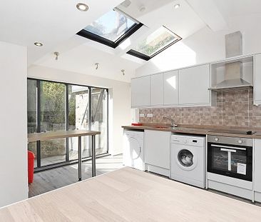 Stylish 4-Bed Ensuite Student House on Vibrant Ecclesall Road - Photo 1