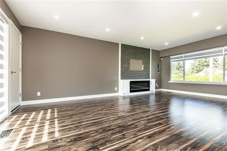 Beautifully Updated Upper Three Bedroom House - Photo 4