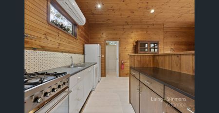 Delightful Freestanding Cottage with Sunny Garden! - Photo 4