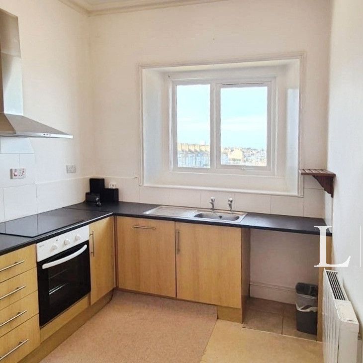 2 bedroom flat to rent Flat 2 17 The Esplanade, Lowestoft, NR33 - Photo 1