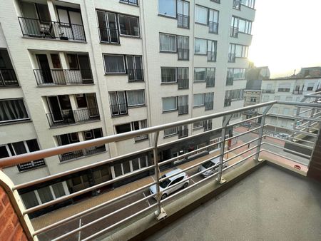 Appartement met twee slaapkamers gelegen op de Zeedijk met lateraal zeezicht. - Photo 2