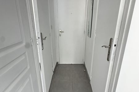 Studio libre immédiatement - Photo 3