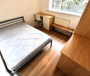3 bedroom Flat in The Poplars (3 Bed), Leeds - Photo 3
