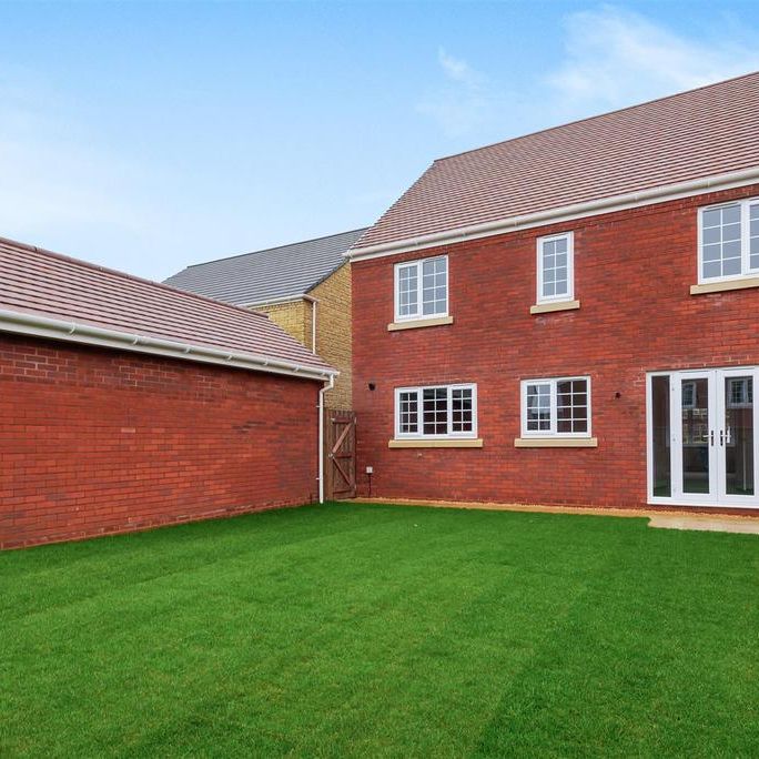 4 bedroom detached house to rent - Photo 1
