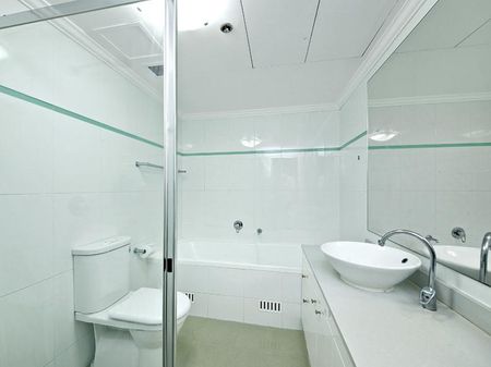 Spacious One Bedroom Retreat with Secure Parking - Photo 4