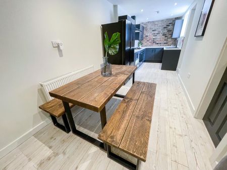 5 bedroom end of terrace house to rent - Photo 2