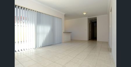 Bright & Spacious Villa in a Prime Location! - Photo 3