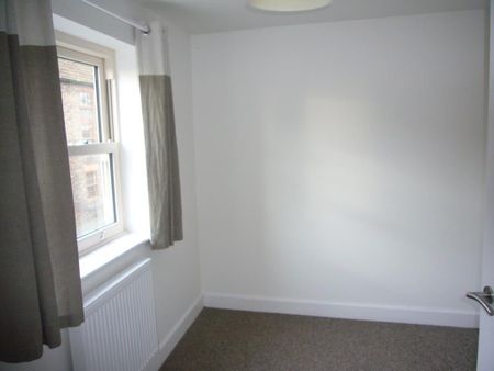 3 bedroom end of terrace house to rent - Photo 3