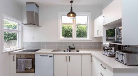 Spacious 4 bedroom family home - Photo 3